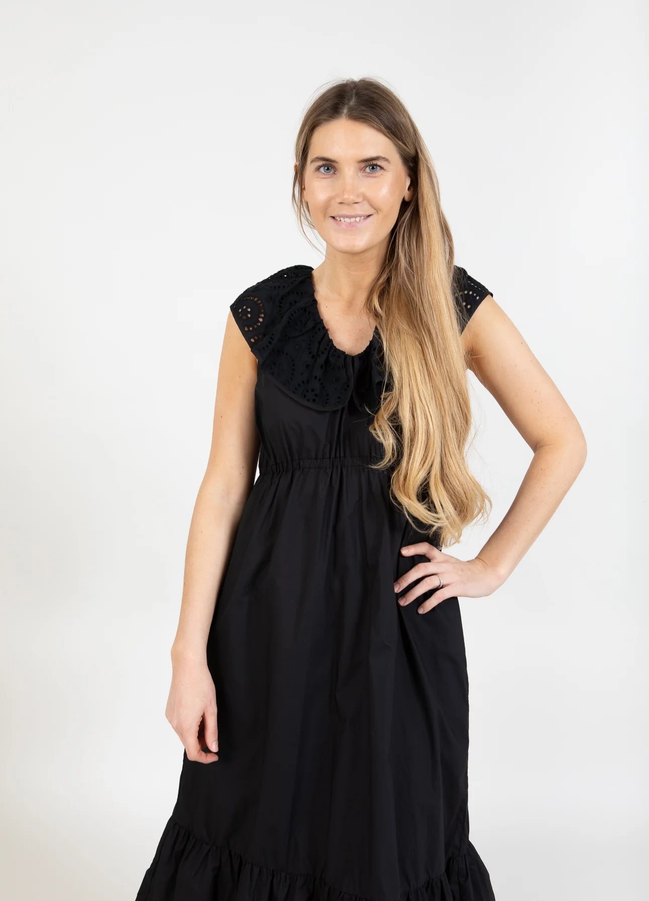 JURK MET BRODERIE ANGLAISE KRAAG - Black - Afbeelding 3