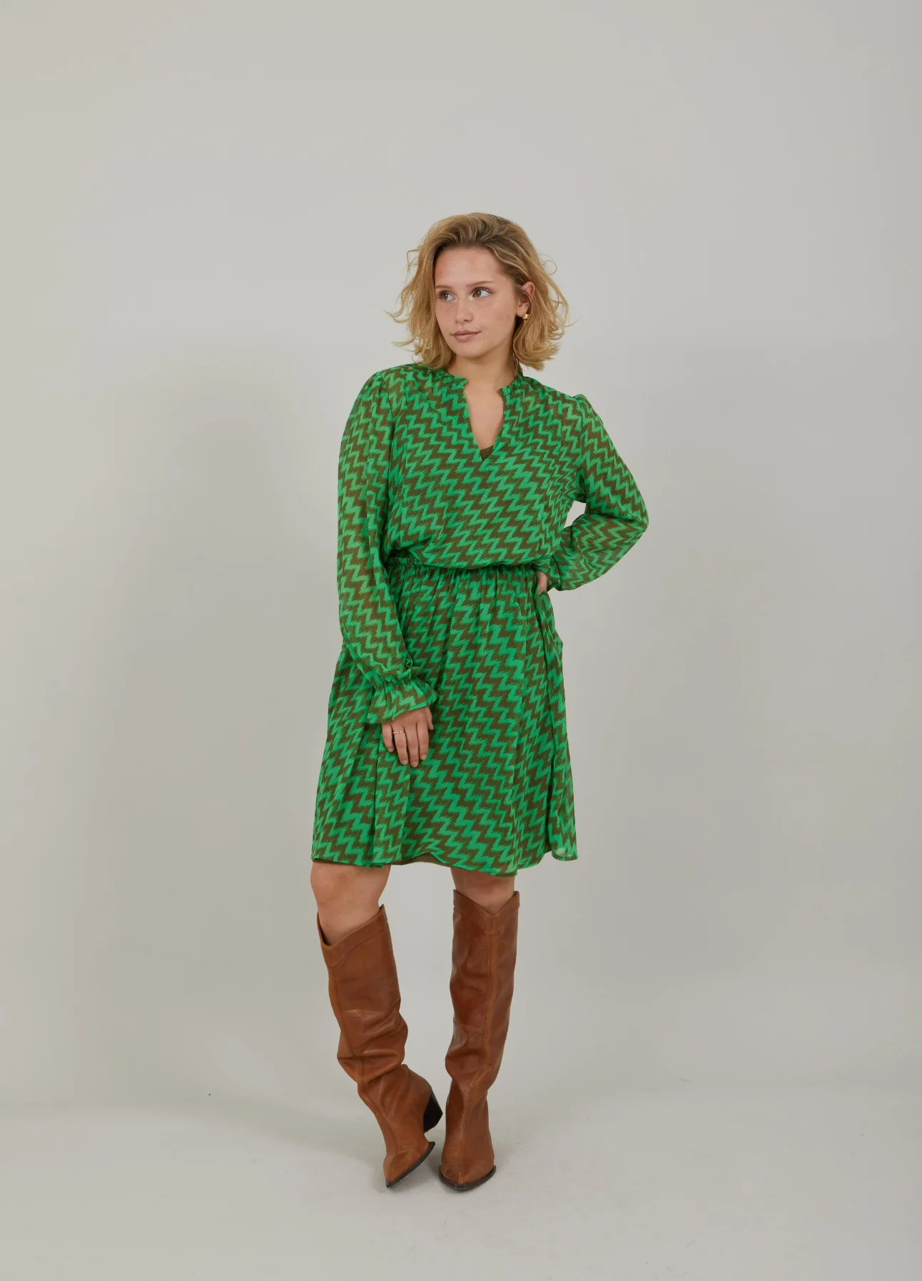 DRESS IN ZIG ZAG IKAT PRINT - Zig zag print - Afbeelding 3