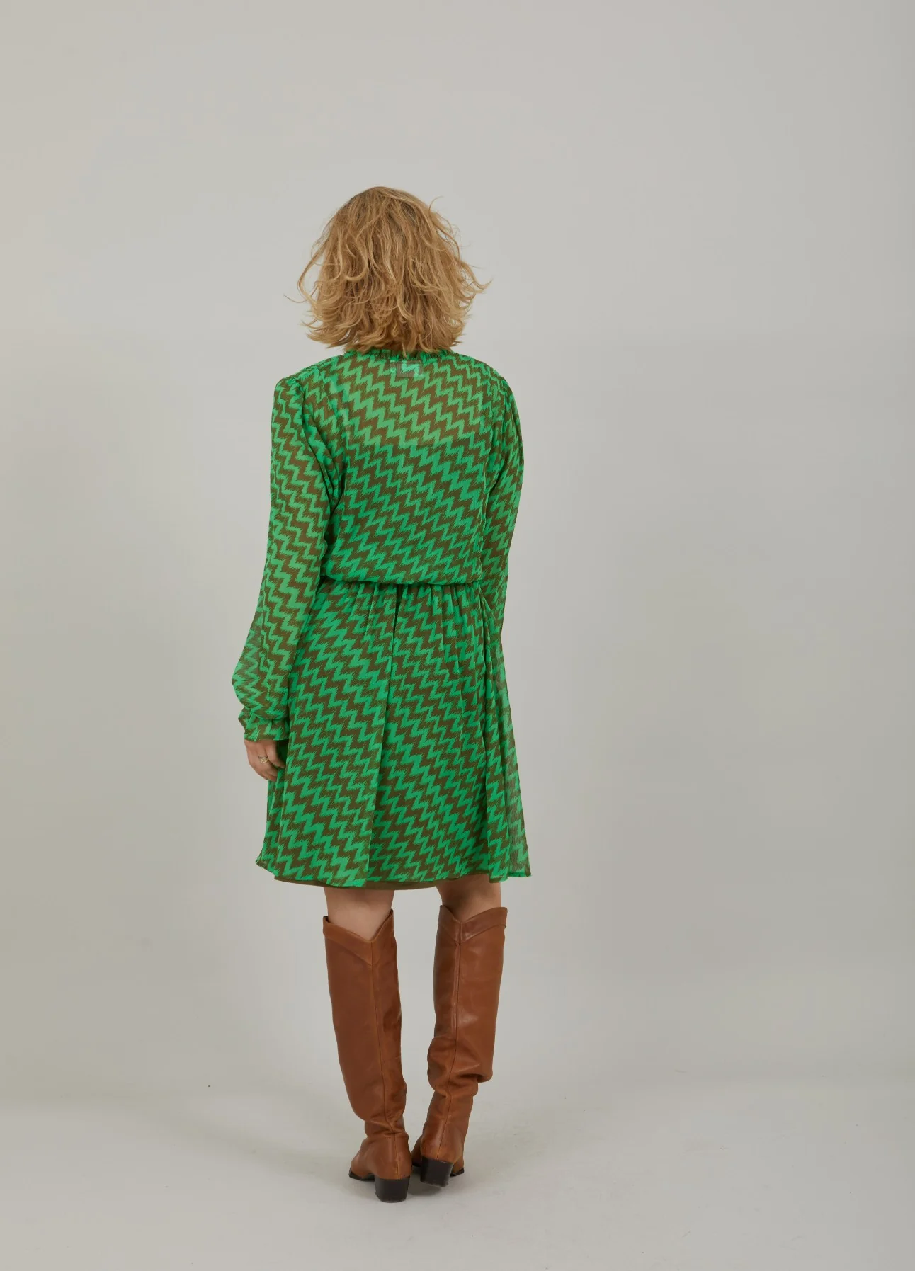 DRESS IN ZIG ZAG IKAT PRINT - Zig zag print - Afbeelding 5