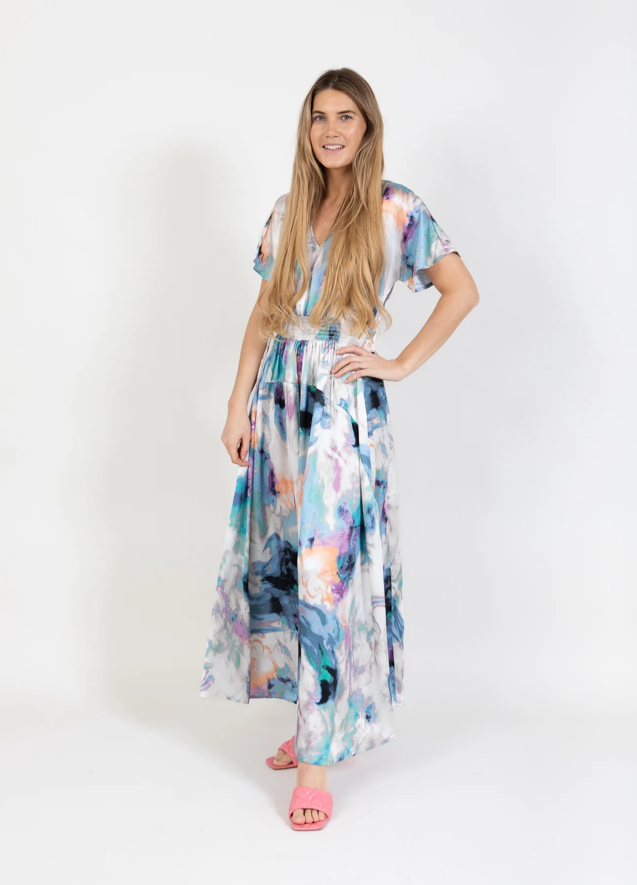 JURK MET GERIMPELDE TAILLE IN WAAIERPRINT - Swirl print