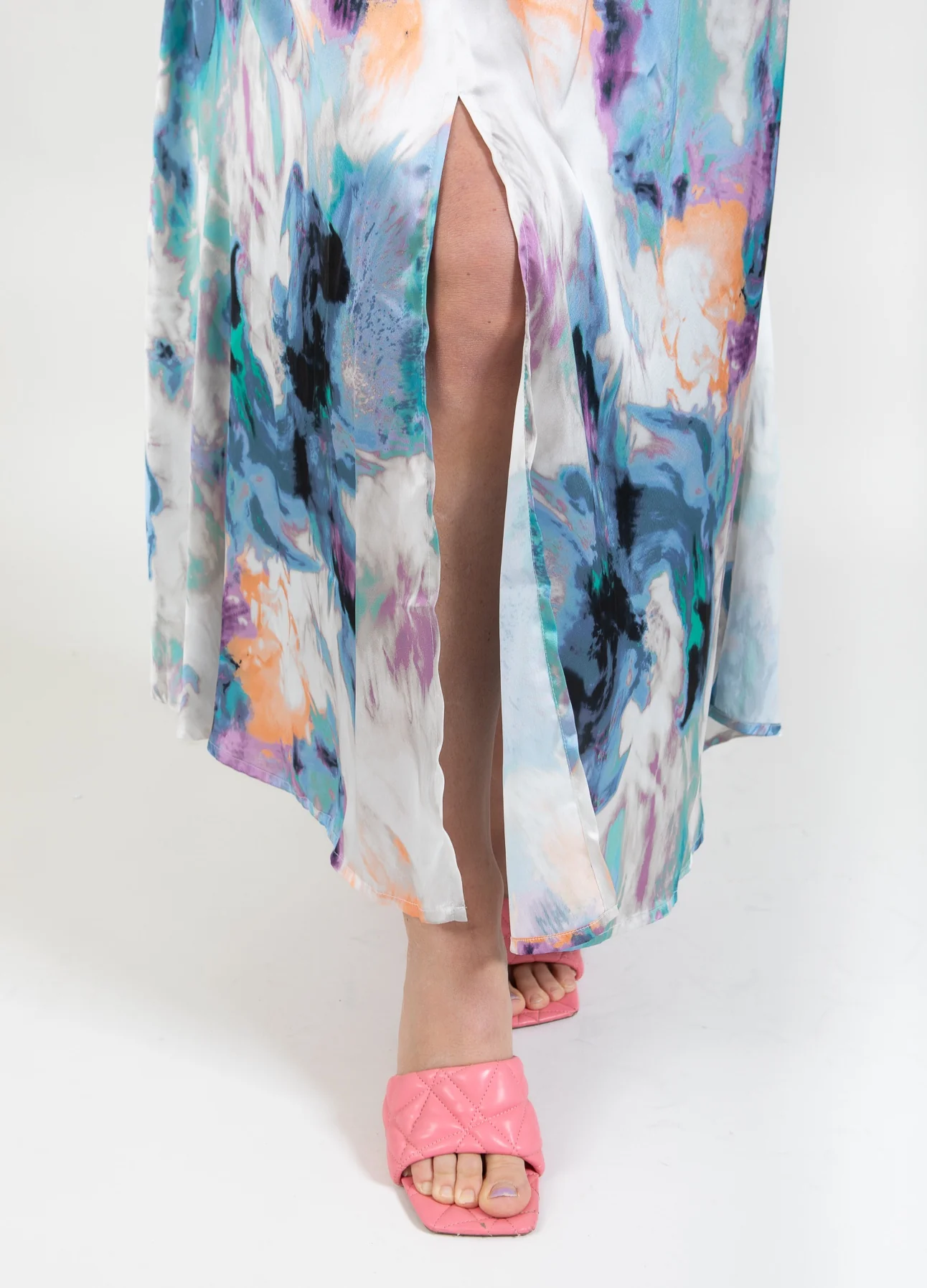 JURK MET GERIMPELDE TAILLE IN WAAIERPRINT - Swirl print - Afbeelding 5