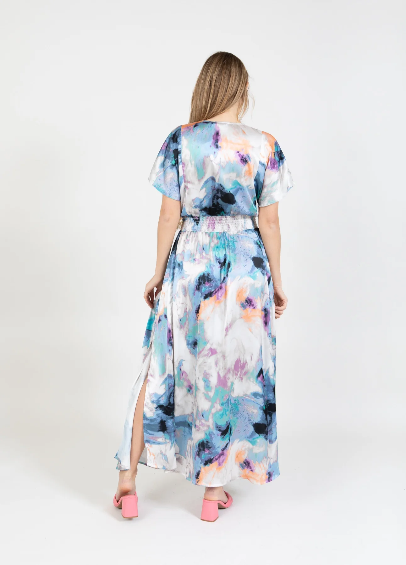 JURK MET GERIMPELDE TAILLE IN WAAIERPRINT - Swirl print - Afbeelding 6