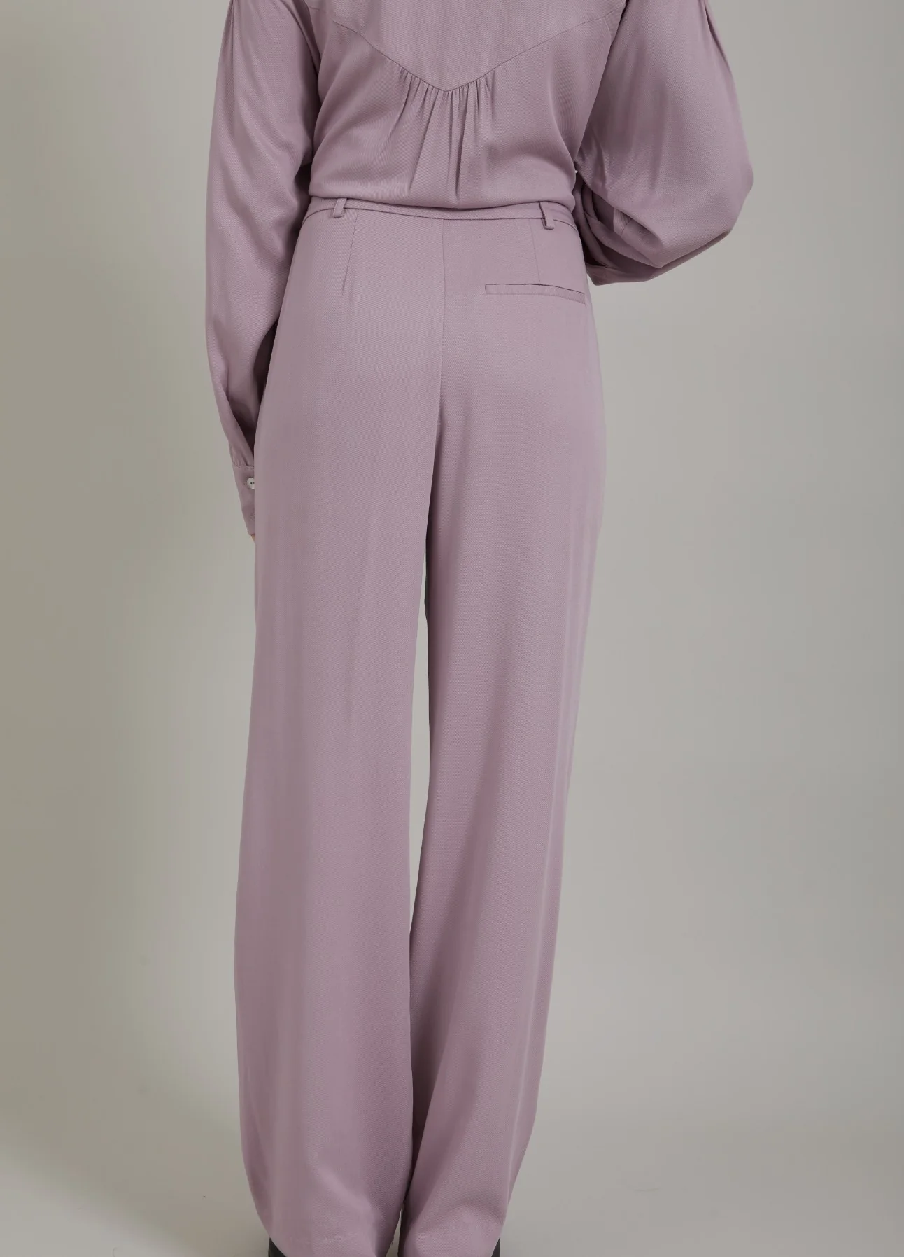 TROUSERS MADE WITH LENZING™ ECOVERO™ VISCOSE - Dusty purple - Afbeelding 8