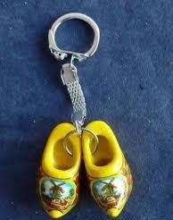 Sleutelhanger houten klompjes 4 cm geel