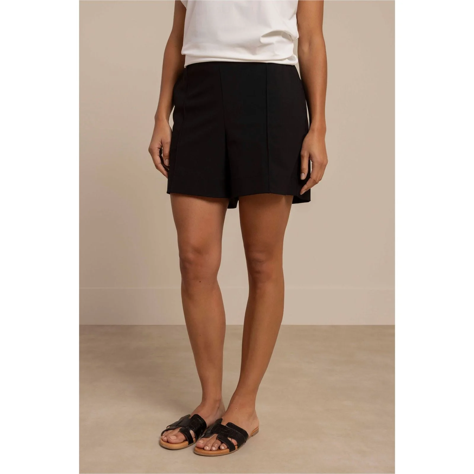 Zwarte travelstof short Lisanne - Afbeelding 3